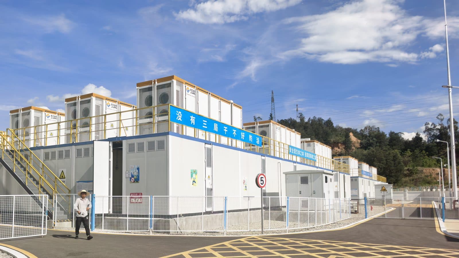 云南永仁 300MW / 1200MWh 全钒液流储能电站